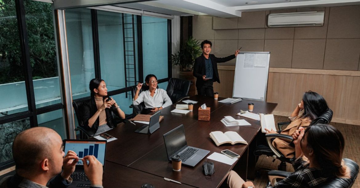 Việc tiết lộ thông tin bí mật kinh doanh của người khác là hành vi cạnh tranh không lành mạnh bị cấm đúng không?
