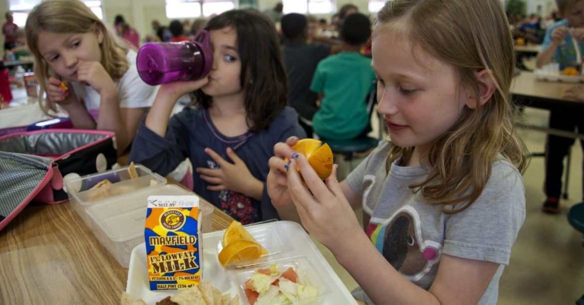 Quy định về việc đảm bảo vệ sinh an toàn thực phẩm tại các trường học có bếp ăn nội trú, bán trú